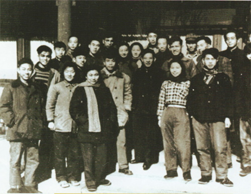 1637659741207745.jpg 1957年2月16日,,團(tuán)中央書記胡耀邦(前排右3)接見我院測量小組成員.jpg