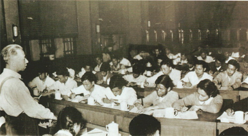 1637659748499053.jpg 1957年5月17日,,劉少奇副主席再中南海接見我院應(yīng)屆畢業(yè)生代表,,并對我院成立勘探隊表示祝賀.jpg