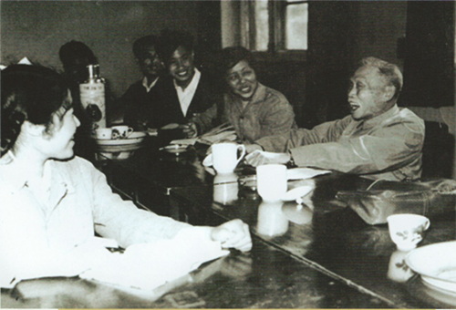 1637659754728153.jpg 1962年,,徐特立同志(右1)為我院發(fā)展做出重要指導(dǎo).jpg