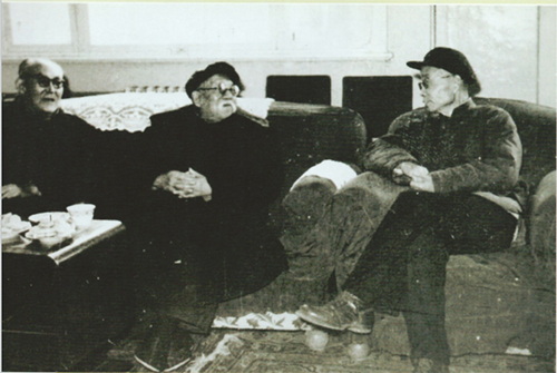 1637659761581835.jpg 1962年2月28日,,最高人民法院院長謝覺哉(中)來我院視察并對我院研究與落實方面提出重要關(guān)鍵性意見.jpg