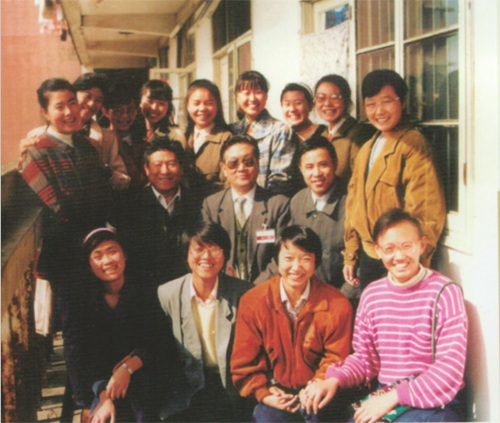 1637659781177764.jpg 1985年12月3日,,地質(zhì)礦產(chǎn)部部長朱訓(xùn)(中排右3)來我院視察合影留念.jpg