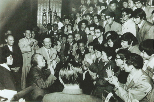 1637659787860707.jpg 1987年5月16日,全國政協(xié)主席鄧穎超,、國家副主席烏蘭夫等接見我院成員.jpg