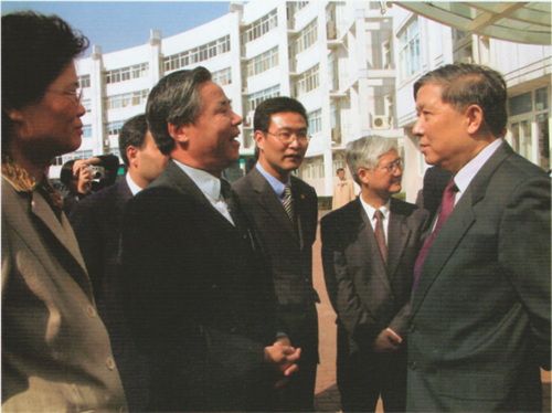1637659799181303.jpg 2003年10月23日,,科技部部長徐冠華(右1)視察我中地大勘察設(shè)計研究院有限責(zé)任公司.jpg
