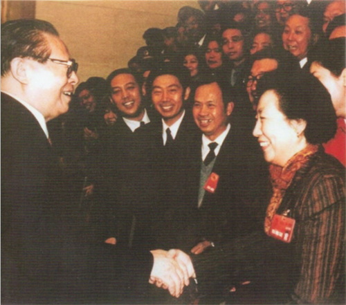 1637659804243755.jpg 2004年10月,,江澤民總書記與全國人大代表,,我院領(lǐng)導(dǎo)親切握手.jpg