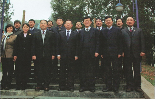 1637659819481108.jpg 2011年2月28日,,教育部部長袁桂仁(前排中)來我院視察合影留念.jpg