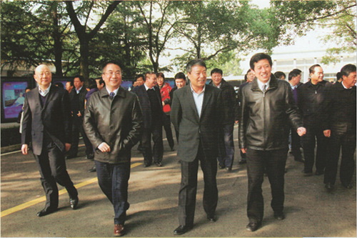 1637659862869321.jpg 2011年12月8日,國土資源部部長徐紹史(右2)來我院視察.jpg