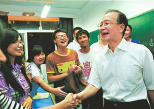 1637659868919621.jpg 2012年5月19日,,中共中央政治局常委、國務(wù)院總理溫家寶(右1)專程回母校視察,,并與我院師生親切交流.jpg