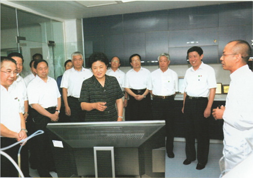1637659874801436.jpg 2012年8月20日,,中共中央政治局委員、國務(wù)委員劉延?xùn)|(右6)來我院視察.jpg